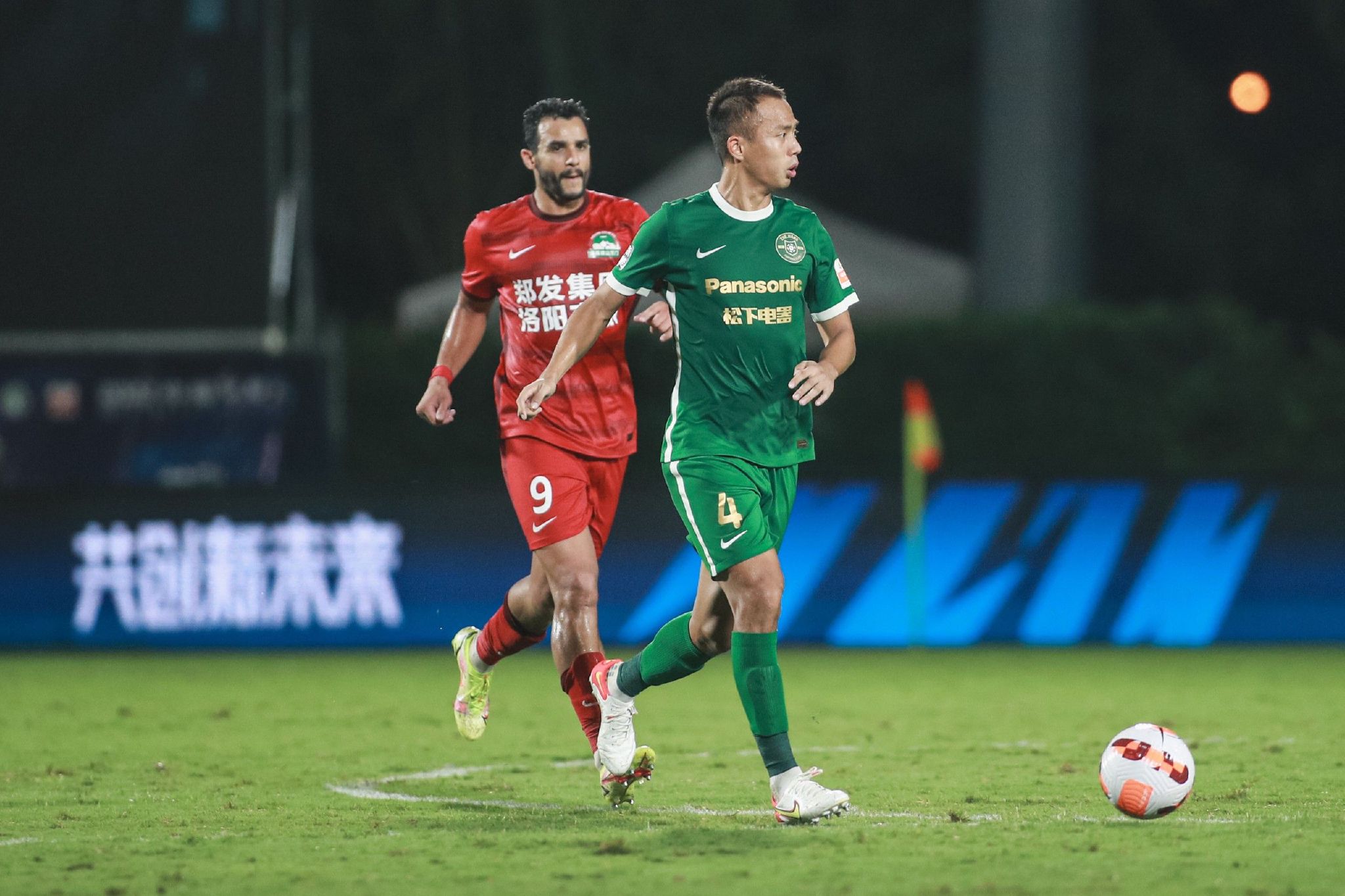 张小曼连忙摆手解释道：阿姨，您真的误会了。